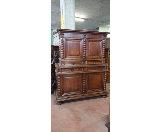Double cabinet body     