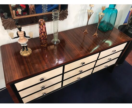 Como with rosewood drawers and 30s / 40s Italian parchment. Measurements: 160x50 h.83     