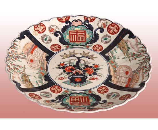Piatto in porcellana Imari Giapponese del 1800 riccamente decorato 
