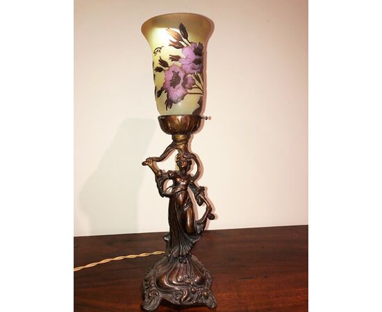 Elegante Lampada Liberty Raffigurante Damina con Tulipe Gallè - Ricondizionata