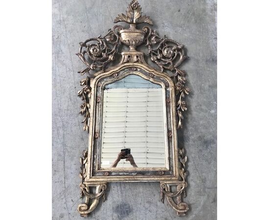 Antica specchiera Luigi XVI in legno scolpito e dorato a mecca - Restaurata (in corso d&#39;opera)