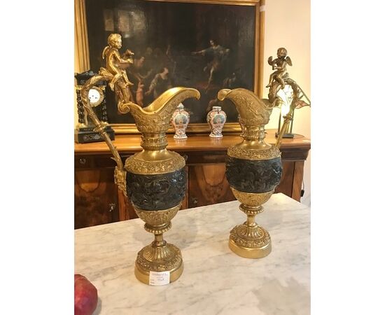 Coppia di eleganti vasi Carlo X in bronzo dorato - Conservati
