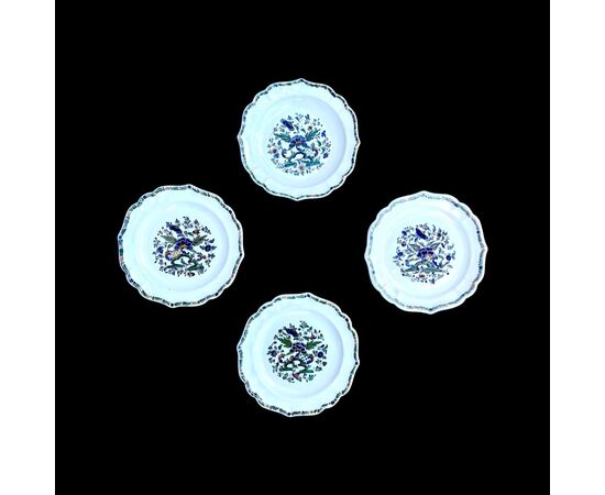 Quattro piatti in maiolica a bordo lobato con decoro stile orientale  al ‘ponticello’.Manifattura Antonibon,Nove di Bassano.