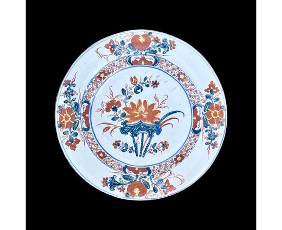 Coppia di piatti in maiolica con decoro stile orientale alla ‘peonia’.Manifattura Ferniani,Faenza.