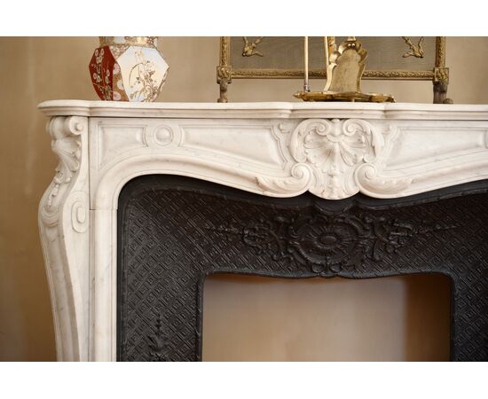 French pompadour fireplace in white Carrara marble with reducer     