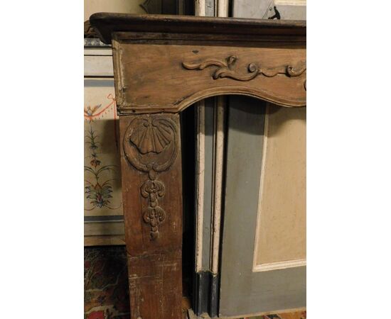 chl156 - fireplace in carved walnut, 18th century, cm L 150 x H 104     