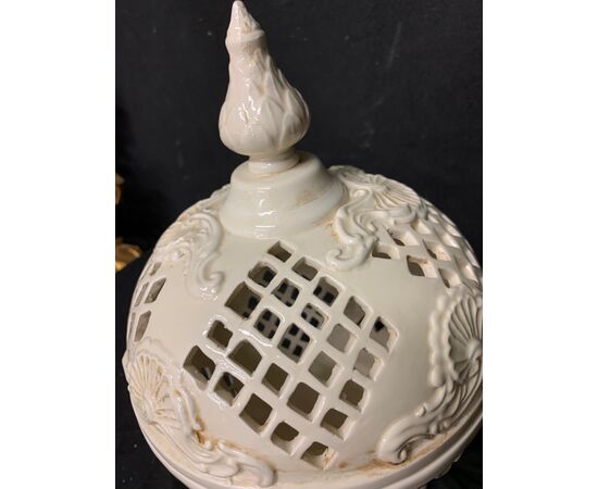 Antica coppa traforata in ceramica 