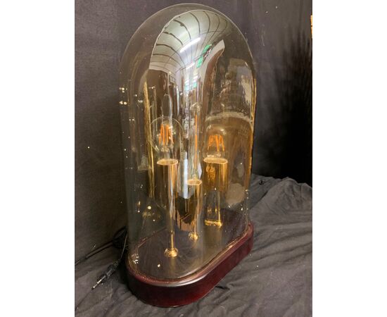 Lampada ovale con lampadine al suo interno 