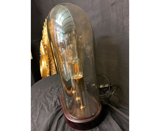 Lampada ovale con lampadine al suo interno 