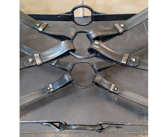 Tavolino rettangolare design a cinghie in ferro battuto - top vetro