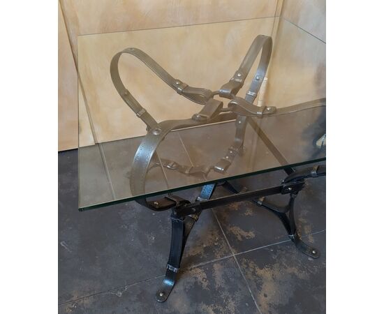 Tavolino quadrato design a cinghie in ferro battuto - top vetro