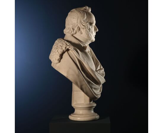 Marble bust depicting a Gentleman     