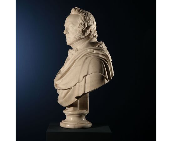Marble bust depicting a Gentleman     