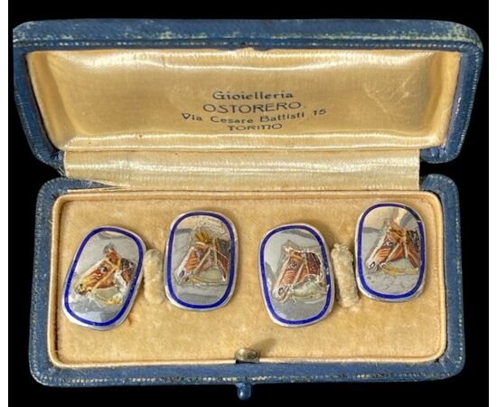 Gemelli in argento con scatola originale con decoro a smalto raffigurante teste di cavallo.Italia. 
