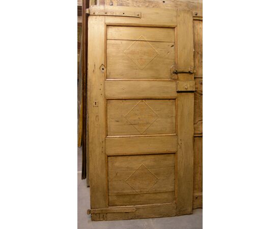 ptir330 an early 18th century lacquered door, meas. 88 x 178 x 3 cm     