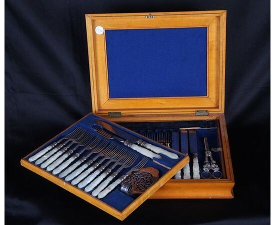 Antique English cutlery box from 1800 in Sheffield and mother of pearl     