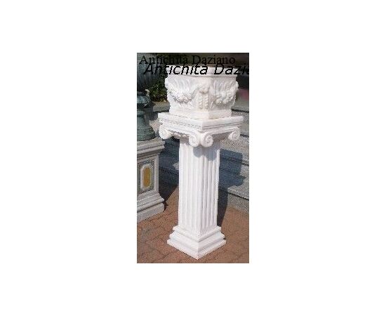 Colonna ionica e vaso in marmo