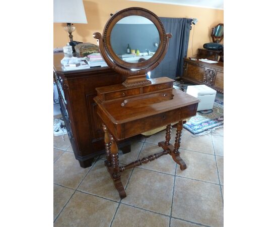 Splendid petineuse in walnut and early 19th century walnut feather     