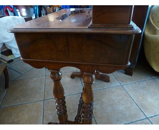 Splendid petineuse in walnut and early 19th century walnut feather     