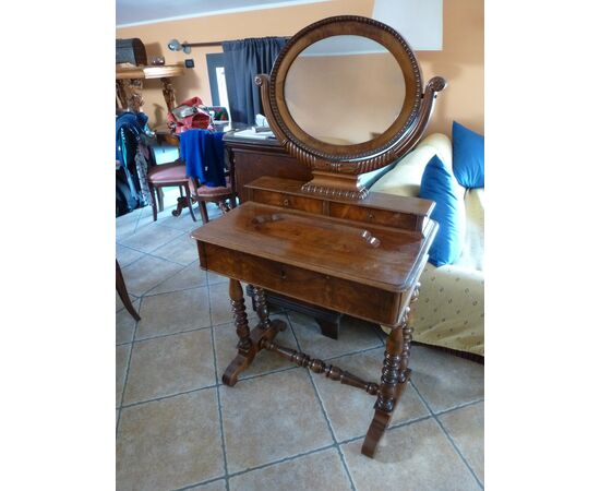 Splendid petineuse in walnut and early 19th century walnut feather     