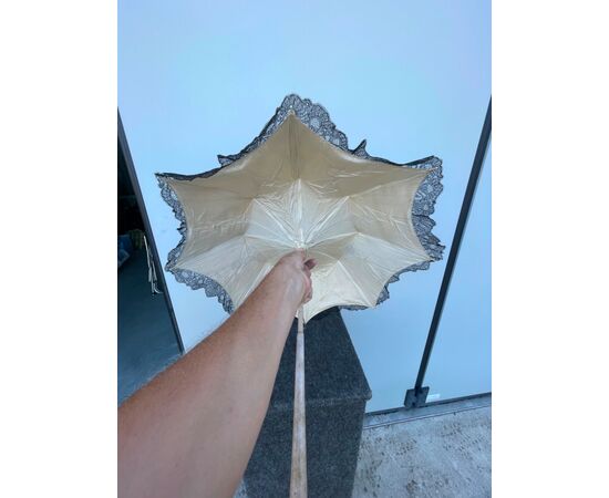 Parasol umbrella in lace and silk with wooden handle.     