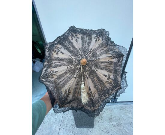 Ombrello  parasole in pizzo e seta con manico in legno.