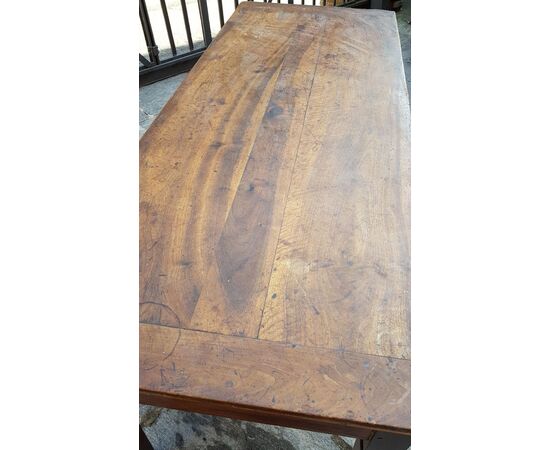 Tavolo in legno di noce, gambe a spillo