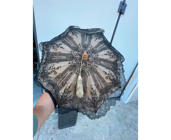 Ombrello  parasole in pizzo e seta con manico in legno.