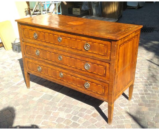 Lombard Louis XVI chest of drawers     