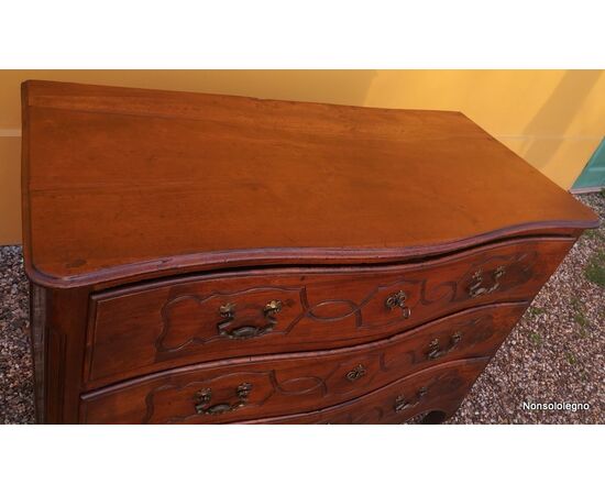 Louis XV Parmesan chest of drawers in walnut     