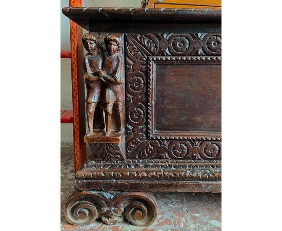 Italian chest 1600 c.     