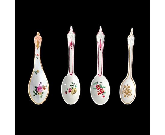 Quattro Cucchiaini in porcellana con decori floreali e mascheroni ,Manifattura Ginori Doccia.