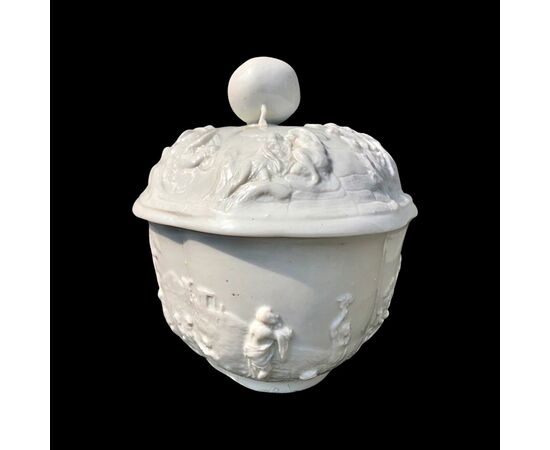 Zuccheriera in porcellana,decoro a ‘bassorilievo istoriato’Manifattura di Ginori Doccia.
