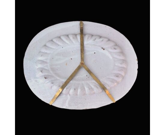 Piatto - vassoio ovale in maiolica baccellata a decoro compendiario con figura di angelo con uccello.Manifattura di Deruta.
