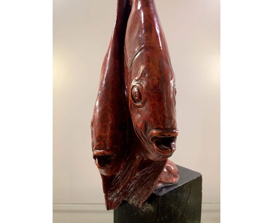 GUIDO CACCIAPUOTI, Due pesci combattenti e conchiglia, scultura grès smalto rosso