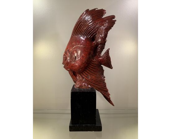 GUIDO CACCIAPUOTI, Due pesci combattenti e conchiglia, scultura grès smalto rosso
